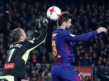 Piqué, en un salto con Pau López Piqué, en un salto con Pau López