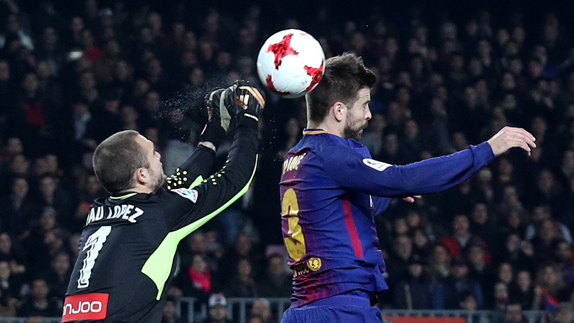 Piqué, en un salto con Pau López Piqué, en un salto con Pau López