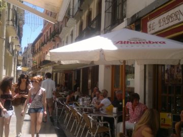 Tapear en Granada en la calle Navas, un placer.
