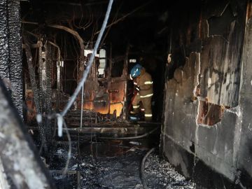 Bomberos apagan los restos del fuego en un cuarto de hospital Sejong