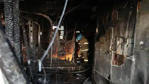 Bomberos apagan los restos del fuego en un cuarto de hospital Sejong Bomberos apagan los restos del fuego en un cuarto de hospital Sejong