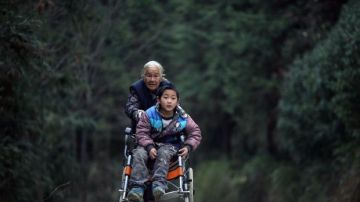Shi Yuying y su nieto Haowen, atravesando la montaña para llegar al colegio