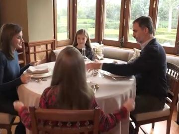 Don Felipe y Doña Letizia comparten almuerzo con sus hijas mientras hablan de sus tareas