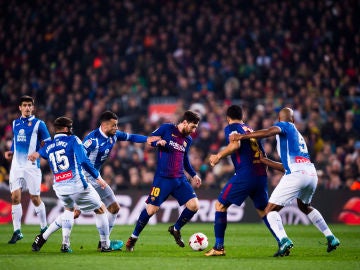 Messi conduce el balón en el partido del Barça ante el Espanyol