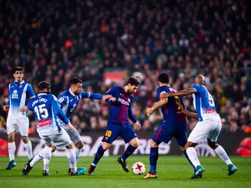 Messi conduce el balón en el partido del Barça ante el Espanyol Messi conduce el balón en el partido del Barça ante el Espanyol