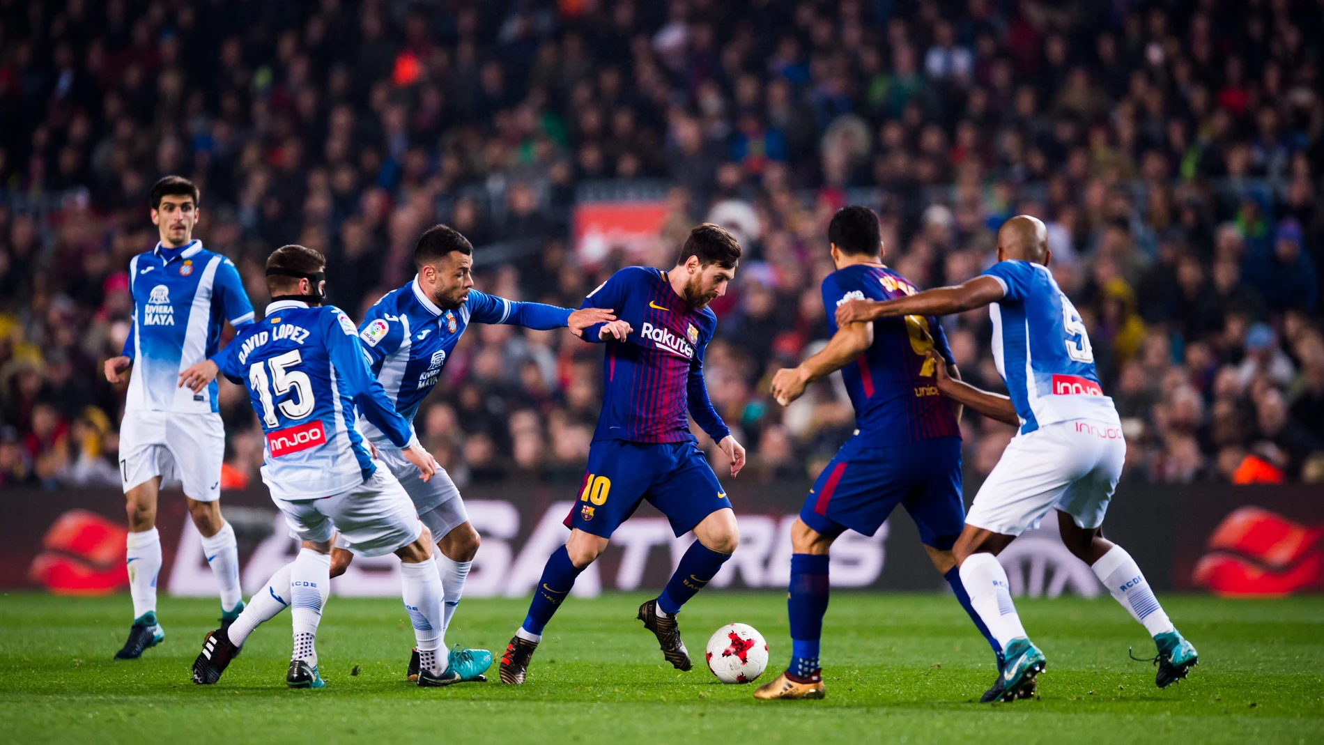 Messi conduce el balón en el partido del Barça ante el Espanyol Messi conduce el balón en el partido del Barça ante el Espanyol