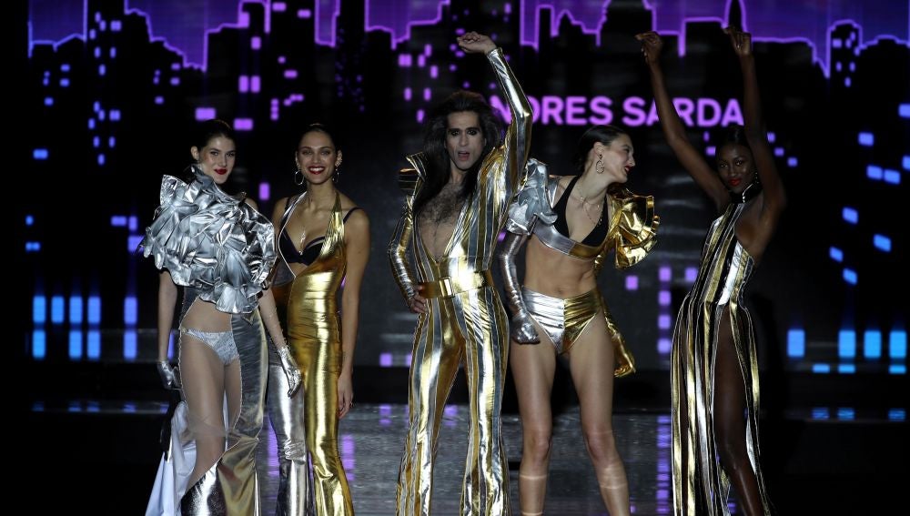  Cinco modelos, entre ellos Mario Vaquerizo, en el desfile de Andrés Sardá