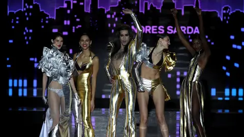 Cinco modelos, entre ellos Mario Vaquerizo, en el desfile de Andrés Sardá Cinco modelos, entre ellos Mario Vaquerizo, en el desfile de Andrés Sardá