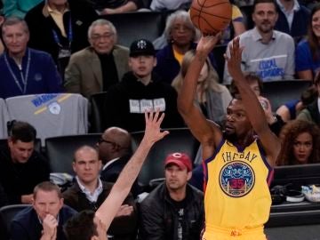 Kevin Durant lanza a canasta con los Warriors