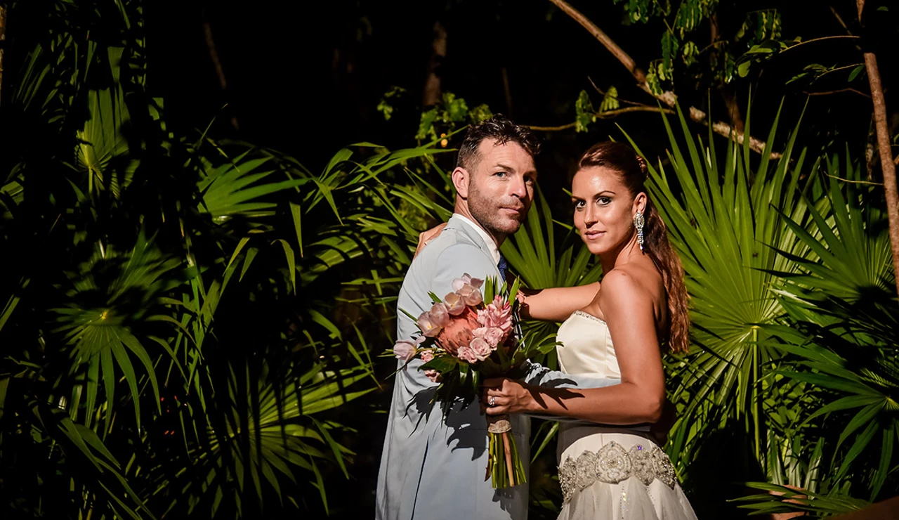 Raúl y Noelia posan al anochecer de México como recién casados