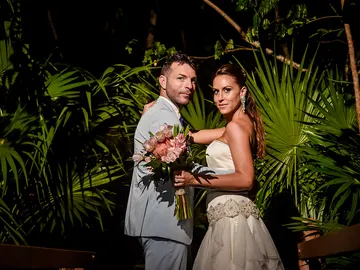 Raúl y Noelia posan al anochecer de México como recién casados Raúl y Noelia posan al anochecer de México como recién casados