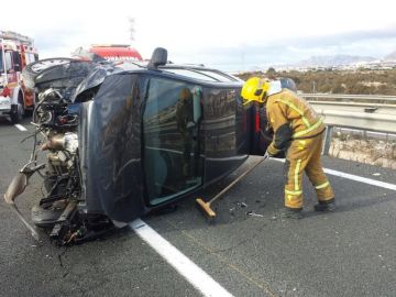 Un bombero en las labores de atención del accidente en la A-7 en Elche