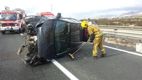 Un bombero en las labores de atención del accidente en la A-7 en Elche Un bombero en las labores de atención del accidente en la A-7 en Elche