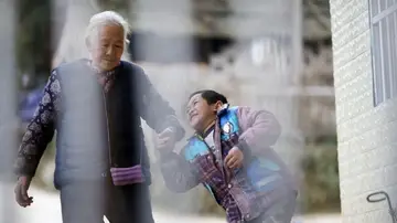 Shi Yuying y su nieto Haowen al llegar a la escuela Shi Yuying y su nieto Haowen al llegar a la escuela