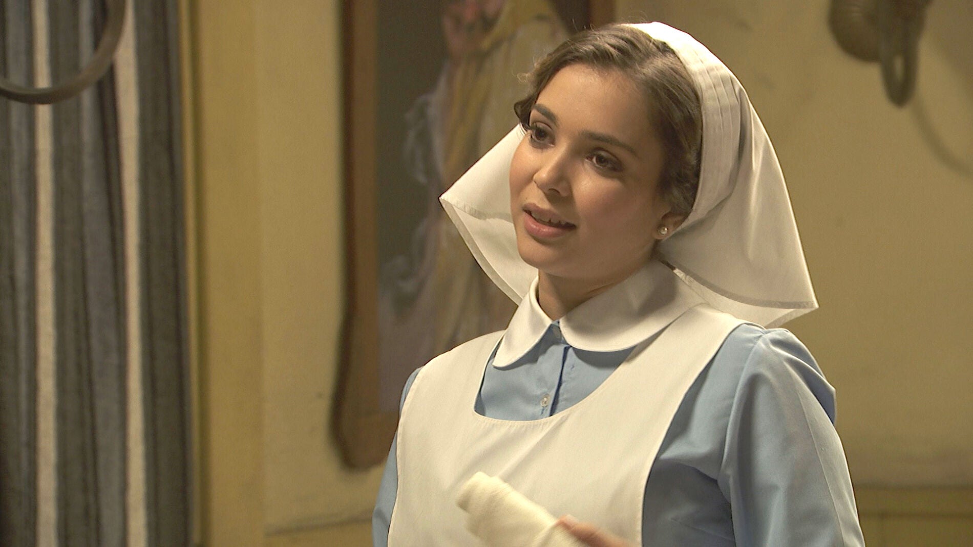 Sa&uacute;l da la bienvenida a una mujer a Puente Viejo