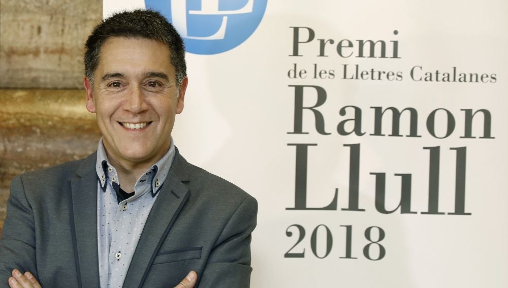 El escritor y periodista Martí Gironell posa para los medios tras ganar la XXXVIII edición del Premio de las Lletres Catalanes Ramon Llull