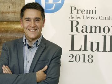 El escritor y periodista Martí Gironell posa para los medios tras ganar la XXXVIII edición del Premio de las Lletres Catalanes Ramon Llull