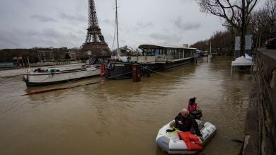El río Sena se estabiliza a su paso por París pero deja 1.500 evacuados y centenares de hogares sin luz