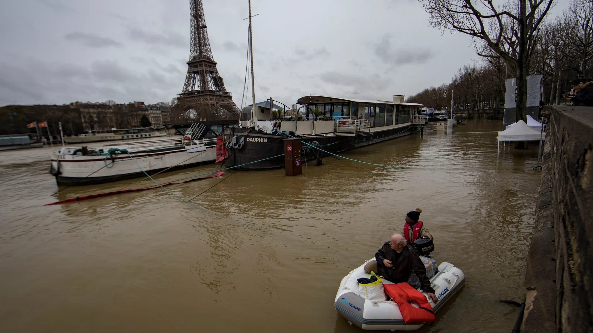 Un hombre transporta a un pasajero en un bote en el desbordado río Sena Un hombre transporta a un pasajero en un bote en el desbordado río Sena