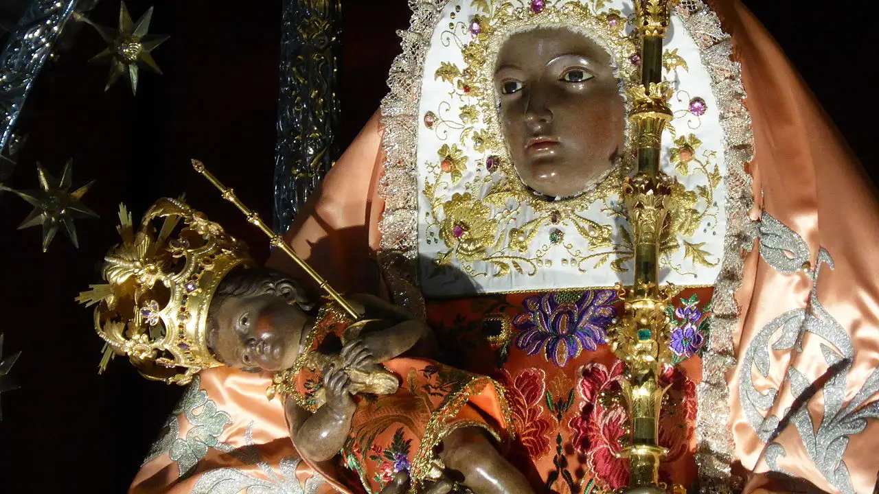 Detalle de la imagen neoclásica de Nuestra Señora de la Candelaria, Tenerife Detalle de la imagen neoclásica de Nuestra Señora de la Candelaria, Tenerife