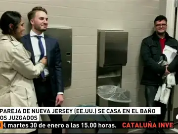 Una pareja estadounidense se casa en el baño del juzgado tras perder su cita por un ataque de asma de la madre del novio Una pareja estadounidense se casa en el baño del juzgado tras perder su cita por un ataque de asma de la madre del novio