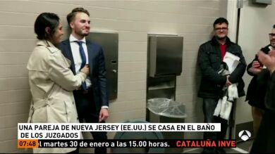 Una pareja estadounidense se casa en el baño del juzgado tras perder su cita por un ataque de asma de la madre del novio