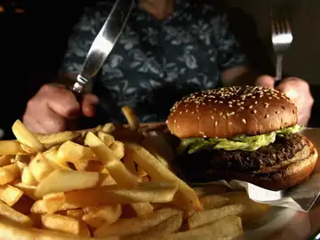 Una hamburguesa con patatas fritas Una hamburguesa con patatas fritas