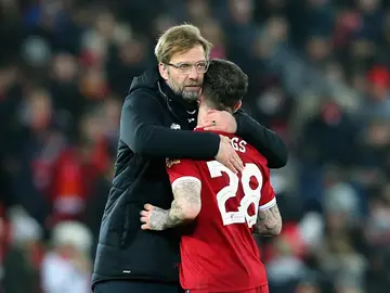 Klopp consuela a uno de sus jugadores tras la eliminación del Liverpool Klopp consuela a uno de sus jugadores tras la eliminación del Liverpool