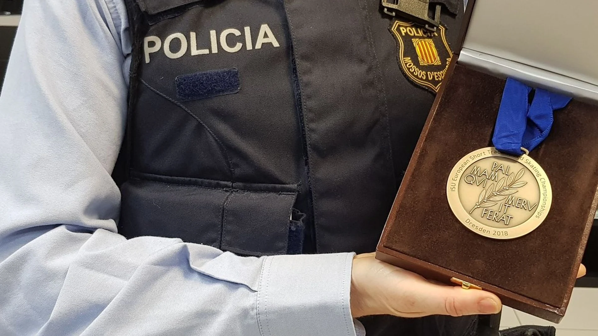 La medalla recuperada por los Mossos La medalla recuperada por los Mossos