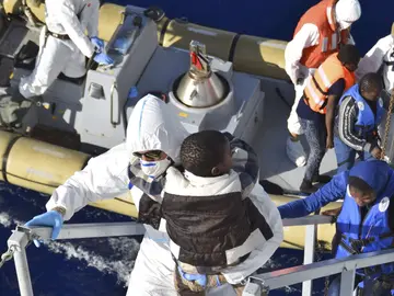 Rescate de inmigrantes en las costas italianas Rescate de inmigrantes en las costas italianas
