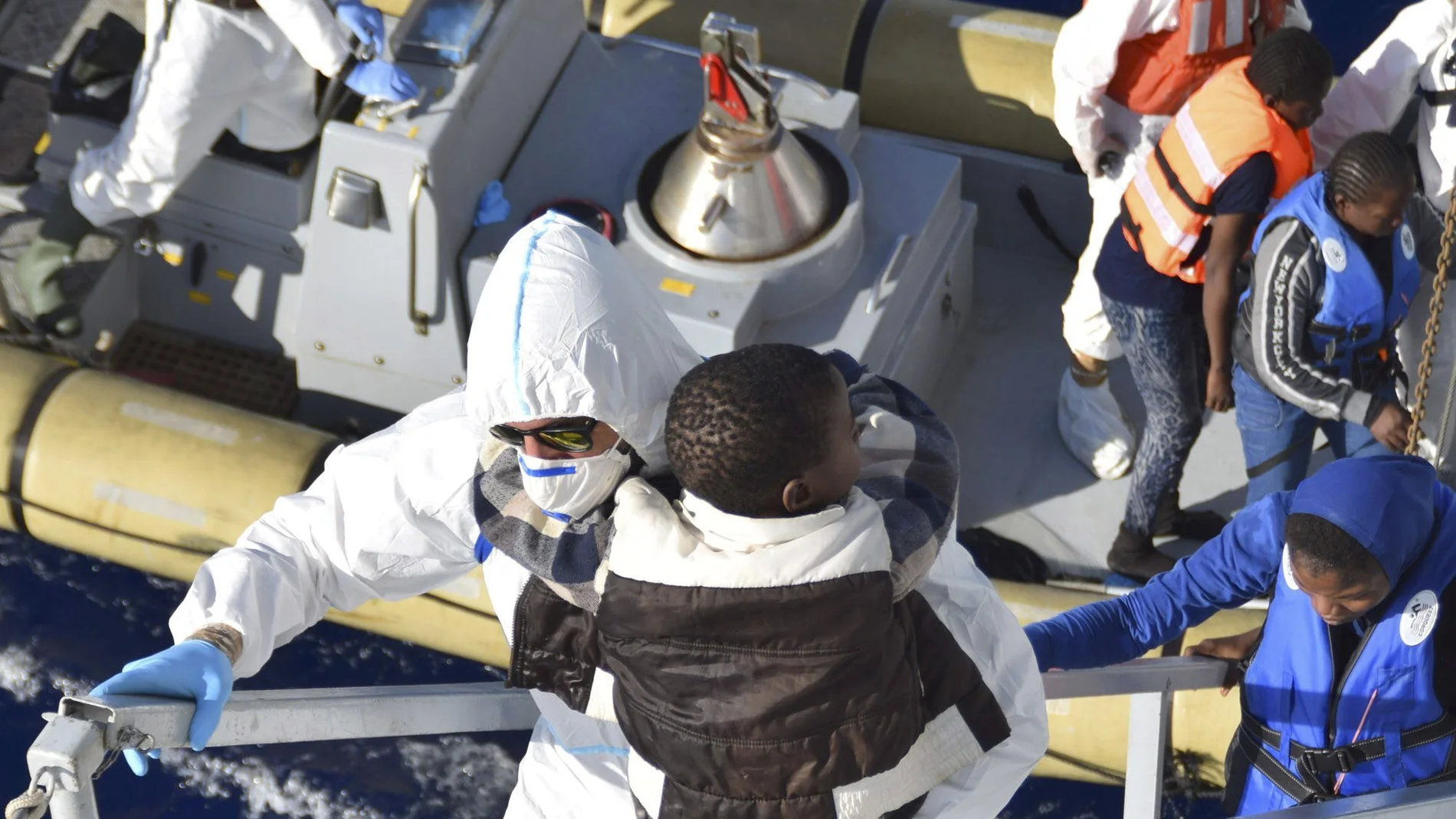 Rescate de inmigrantes en las costas italianas Rescate de inmigrantes en las costas italianas