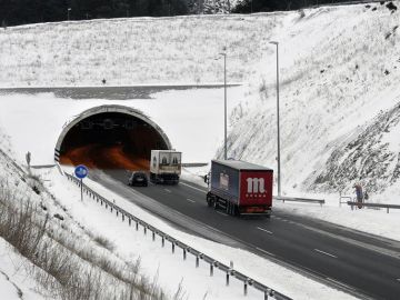 La nieve condiciona la circulación en la autopistas AP-6 y AP-61 en Ávila y Segovia