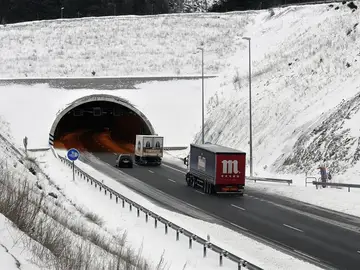 La nieve condiciona la circulación en la autopistas AP-6 y AP-61 en Ávila y Segovia La nieve condiciona la circulación en la autopistas AP-6 y AP-61 en Ávila y Segovia