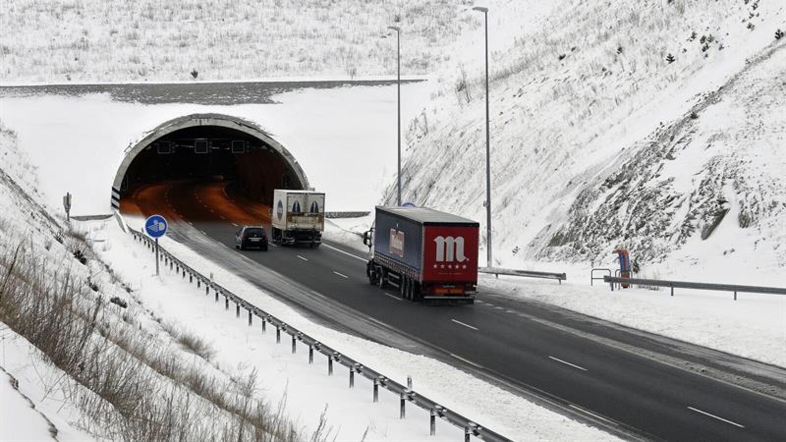 La nieve condiciona la circulación en varias carreteras de Castilla y León, sobre todo en Ávila y Segovia