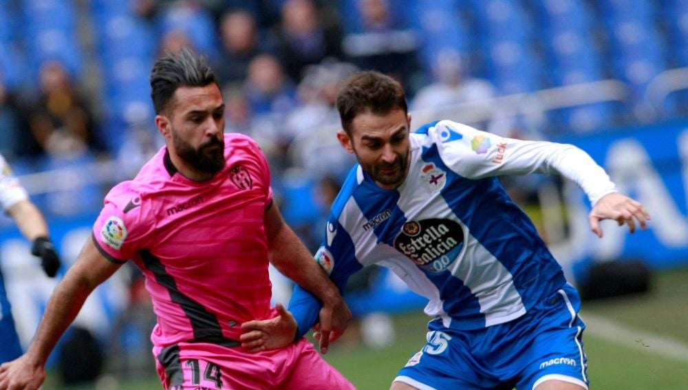 Ivi le disputa el balón a Adrián en el partido de Riazor