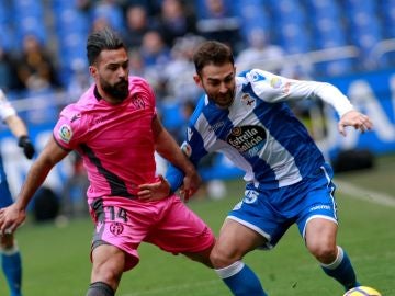 Ivi le disputa el balón a Adrián en el partido de Riazor