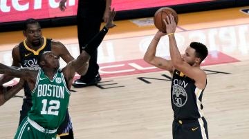 Curry lideró a los Warriors en la victoria ante Celtics