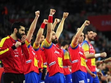 La selección española de balonmano celebra el triunfo