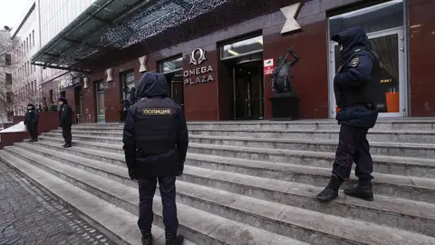 La Policía rusa entra a la fuerza en la sede central del líder opositor Alexei Navalny La Policía rusa entra a la fuerza en la sede central del líder opositor Alexei Navalny