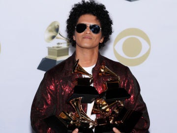 Bruno Mars tras ganar el premio Grammy Bruno Mars tras ganar el premio Grammy