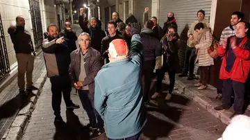 Vecinos ante la retirada de la Cruz Franquista Vecinos ante la retirada de la Cruz Franquista