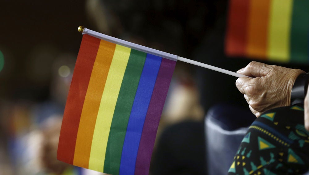 Bandera arcoíris en defensa de colectivo LGTBi