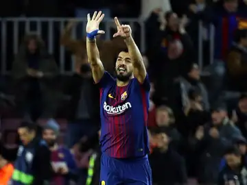 Luis Suárez protesta una acción en un partido del FC Barcelona. Luis Suárez protesta una acción en un partido del FC Barcelona.