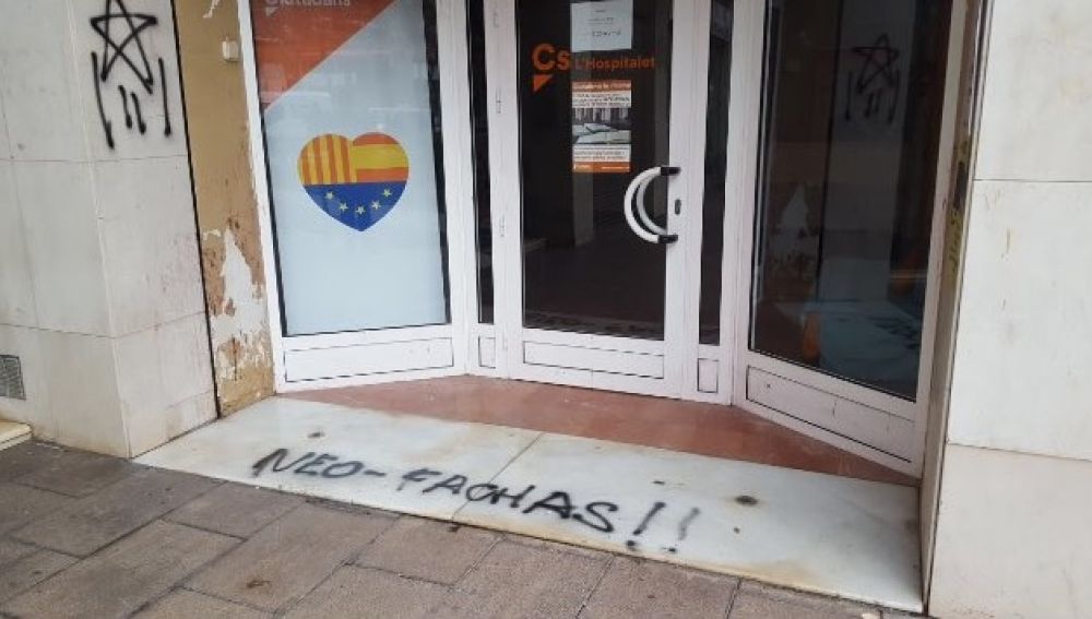 Pintadas en la sede de Ciudadanos en Hospitalet de Llobregat