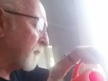 Nigel regando las plantas de su esposa Nigel regando las plantas de su esposa