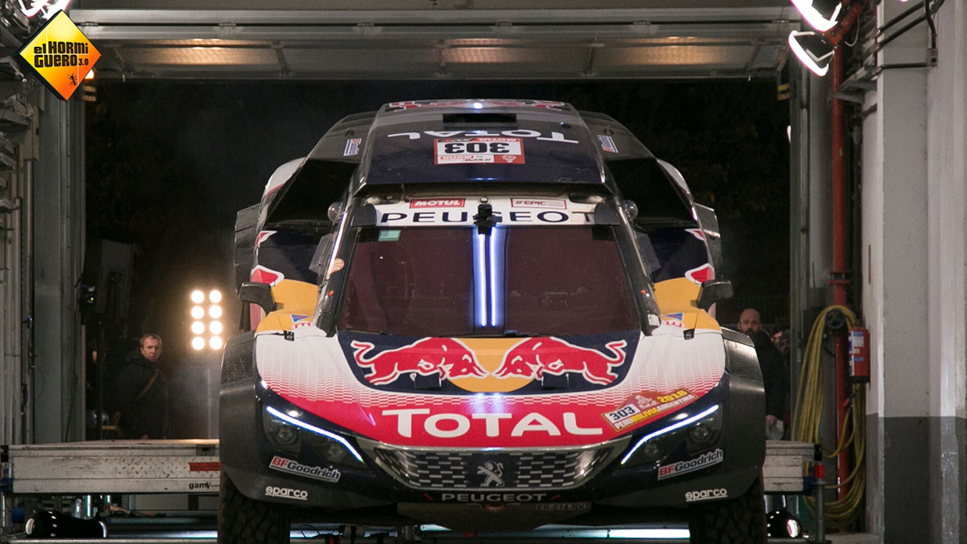 Carlos Sainz pone a prueba en 'El Hormiguero 3.0' el coche con el que gan&oacute; el Rally Dakar 2018