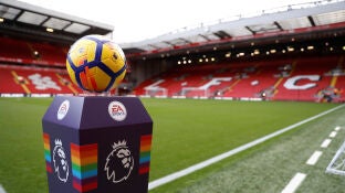 El bal&oacute;n de la Premier League, en Anfield antes de un partido