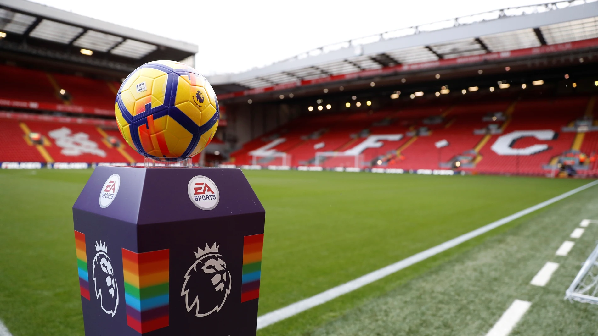 El balón de la Premier League, en Anfield antes de un partido El balón de la Premier League, en Anfield antes de un partido