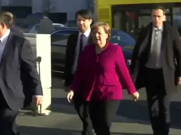 Merkel, dispuesta a "compromisos dolorosos" para cerrar hoy gran coalición Merkel, dispuesta a "compromisos dolorosos" para cerrar hoy gran coalición