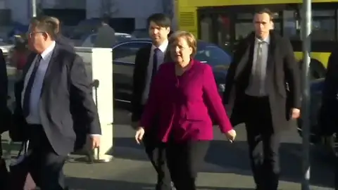 Merkel, dispuesta a "compromisos dolorosos" para cerrar hoy gran coalición Merkel, dispuesta a "compromisos dolorosos" para cerrar hoy gran coalición